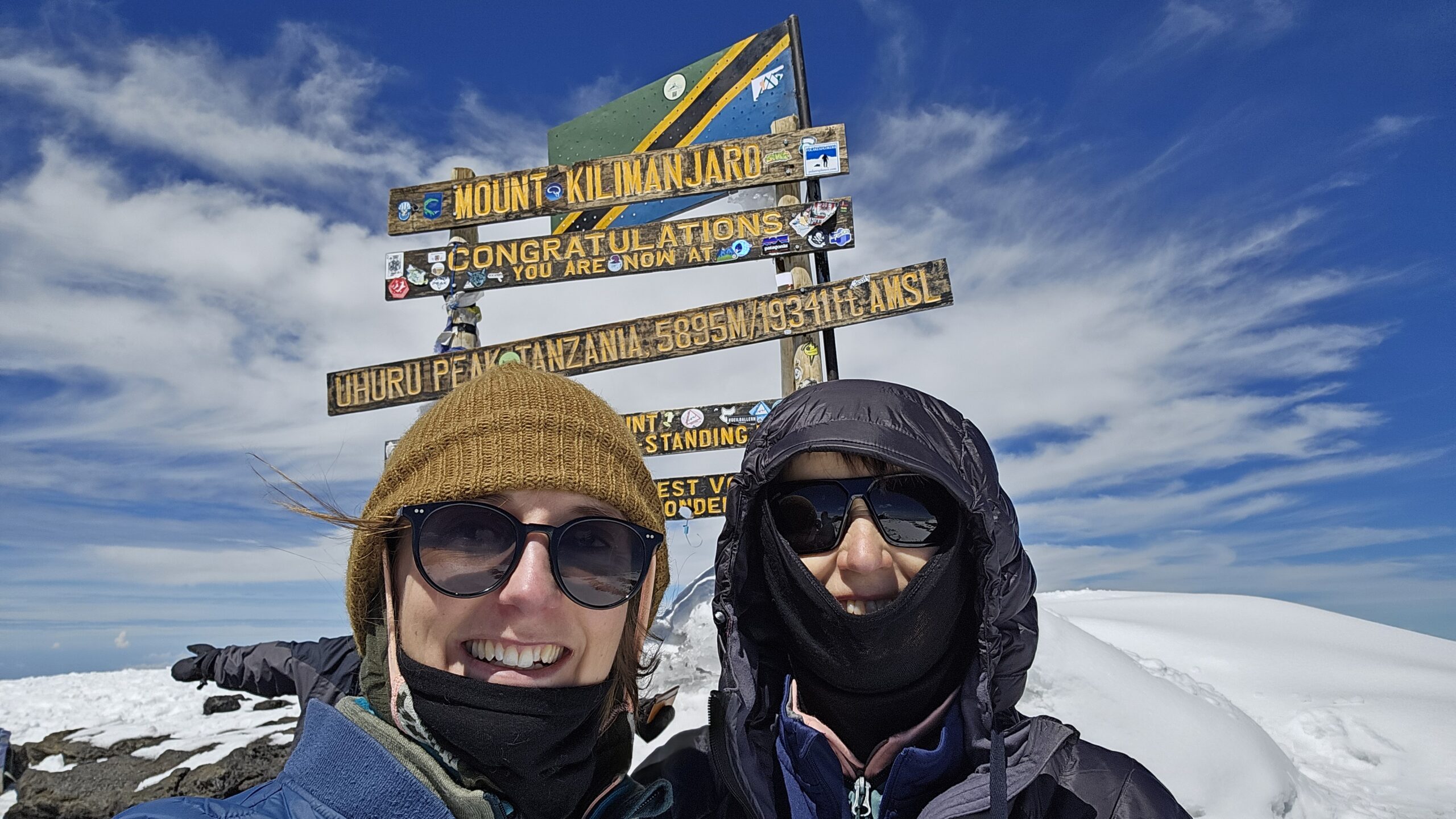 Lotte Bak fra De grønne pigespejdere og Vera Bak på toppen af Kilimanjaro.